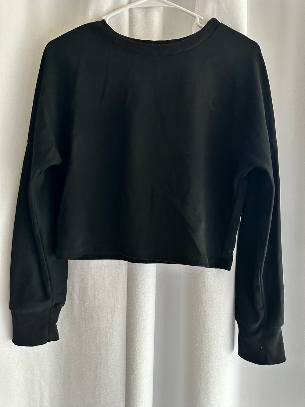 Women's Black Cropped Long-Sleeve Top